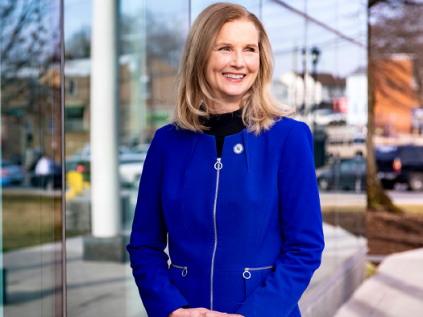 a profile photograph of Donna Arnett