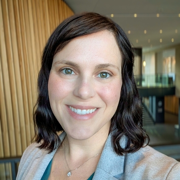 a profile photograph of Lindsey Hammerslag